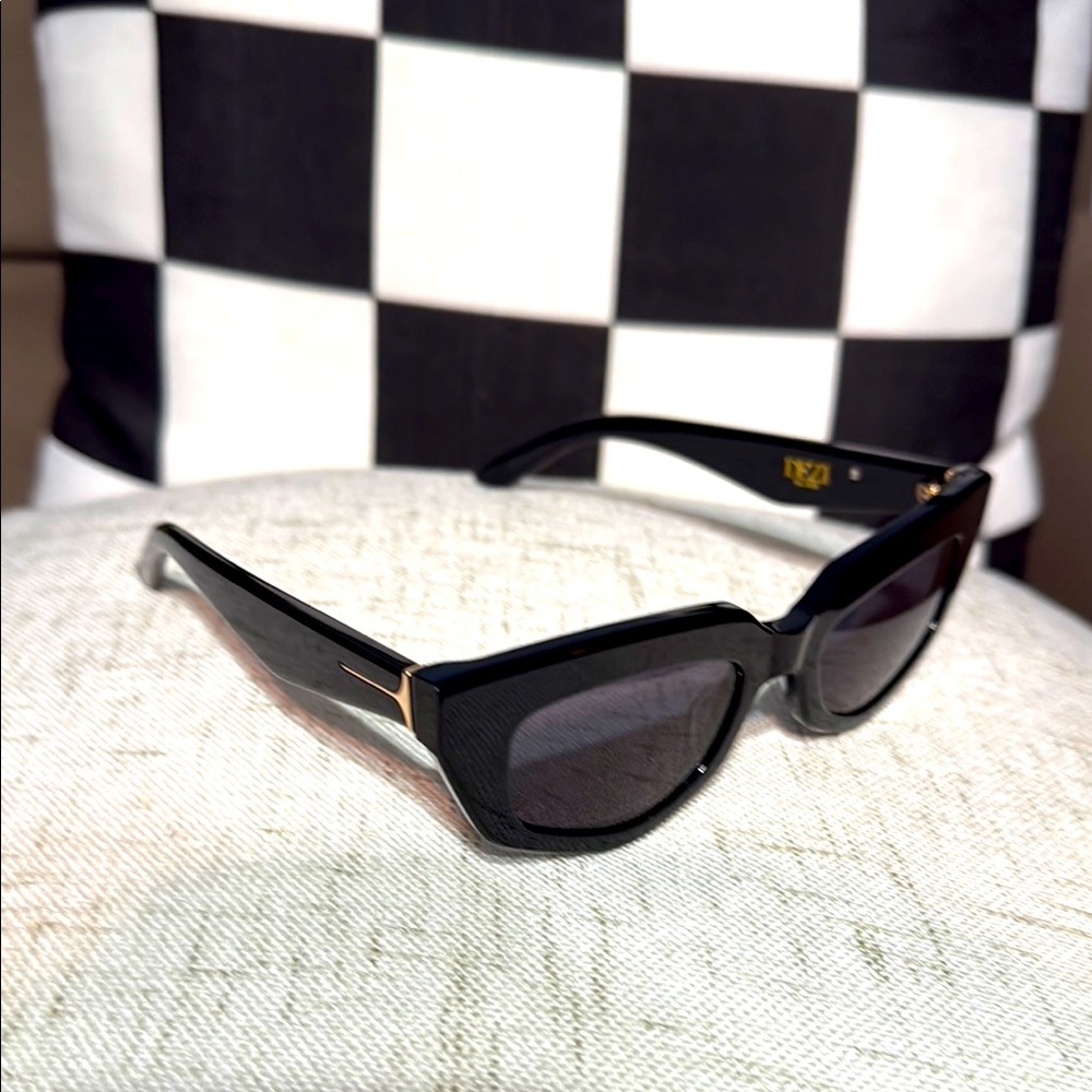 DEZI Black and Gold Aviator Sunglasses with Sleek Design